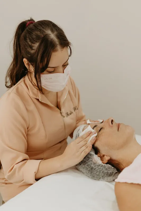 Profissional fazendo limpeza de pele