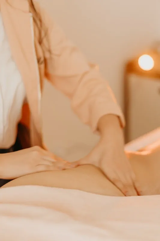 Massagem na região do abdômen